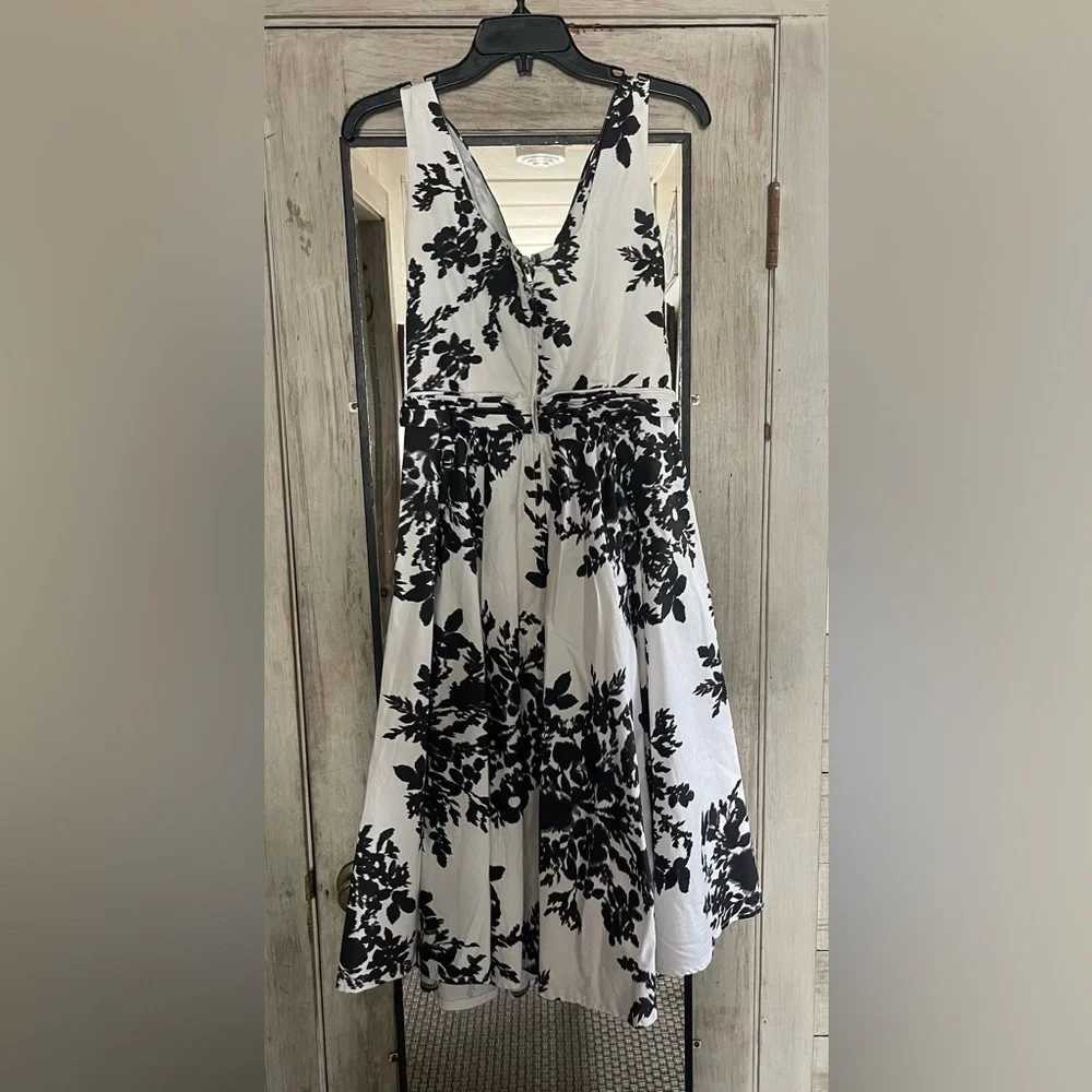 Unique Vintage - Black and White Floral Midi Swing Dress size 10 - Picture 4 of 7